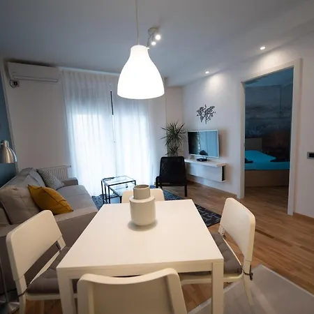 Central House Apartment *